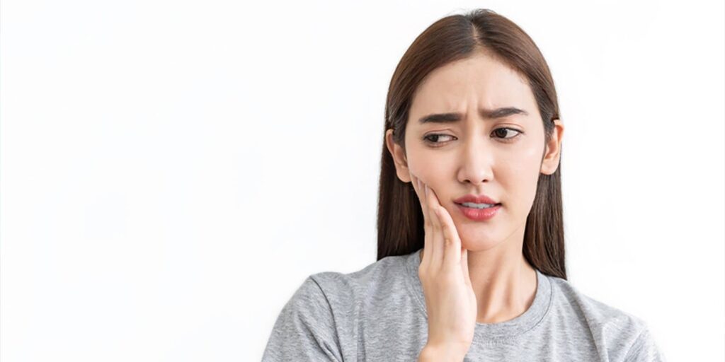 奥歯が痛い女性の様子